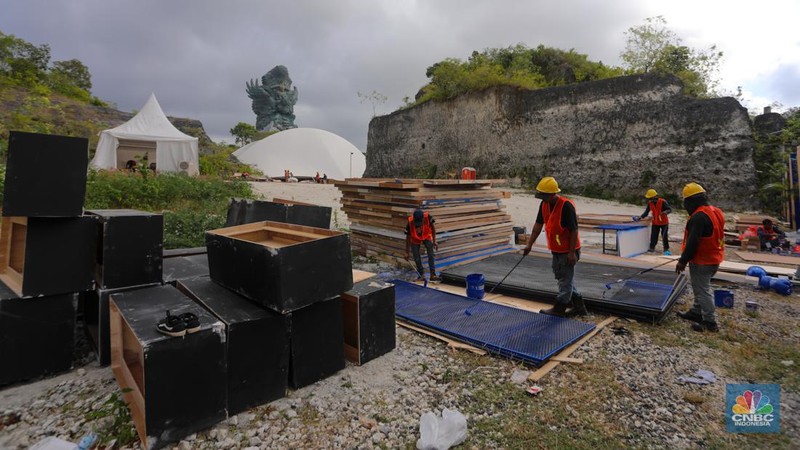 Sejumlah pekerja menyelesaikan pengerjaan dekorasi untuk kegiatan World Water Forum (WWF) ke-10 di kawasan Garuda Wisnu Kencana (GWK), Badung, Bali, Kamis (16/5/2024). (CNBC Indonesia/Faisal Rahman)