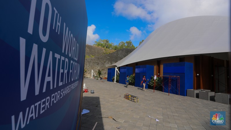 Sejumlah pekerja menyelesaikan pengerjaan dekorasi untuk kegiatan World Water Forum (WWF) ke-10 di kawasan Garuda Wisnu Kencana (GWK), Badung, Bali, Kamis (16/5/2024). Sejumlah pekerja menyelesaikan pengerjaan dekorasi untuk kegiatan World Water Forum (WWF) ke-10 di kawasan Garuda Wisnu Kencana (GWK), Badung, Bali, Kamis (16/5/2024). (CNBC Indonesia/Faisal Rahman)