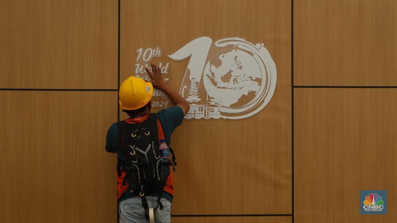 Sejumlah pekerja menyelesaikan pengerjaan dekorasi untuk kegiatan World Water Forum (WWF) ke-10 di kawasan Garuda Wisnu Kencana (GWK), Badung, Bali, Kamis (16/5/2024). (CNBC Indonesia/Faisal Rahman)