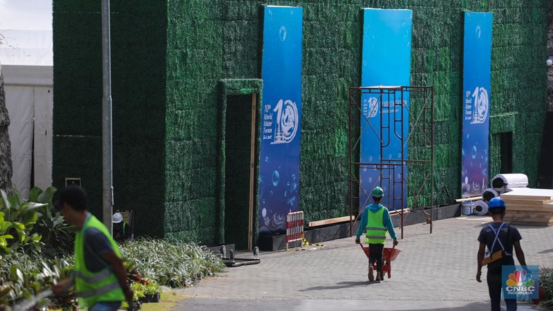 Sejumlah pekerja menyelesaikan pengerjaan dekorasi untuk kegiatan World Water Forum (WWF) ke-10 di kawasan Garuda Wisnu Kencana (GWK), Badung, Bali, Kamis (16/5/2024). (CNBC Indonesia/Faisal Rahman)