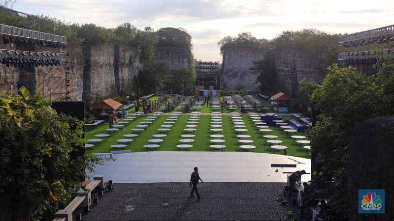 Sejumlah pekerja menyelesaikan pengerjaan dekorasi untuk kegiatan World Water Forum (WWF) ke-10 di kawasan Garuda Wisnu Kencana (GWK), Badung, Bali, Kamis (16/5/2024). Sejumlah pekerja menyelesaikan pengerjaan dekorasi untuk kegiatan World Water Forum (WWF) ke-10 di kawasan Garuda Wisnu Kencana (GWK), Badung, Bali, Kamis (16/5/2024). (CNBC Indonesia/Faisal Rahman)