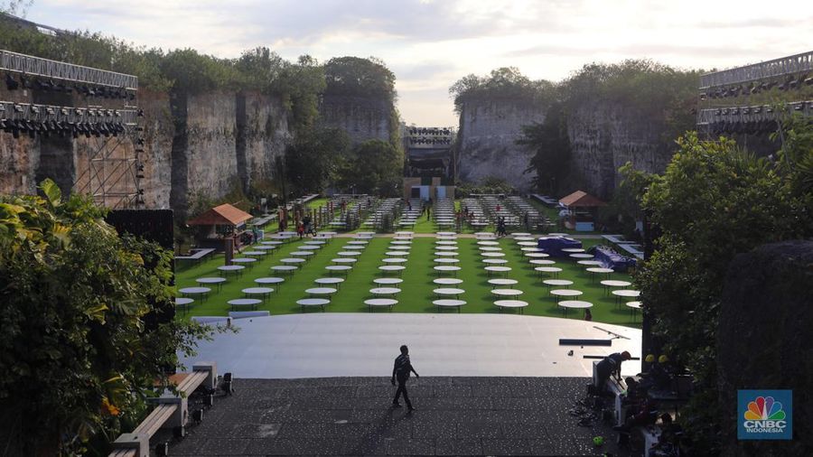 Sejumlah pekerja menyelesaikan pengerjaan dekorasi untuk kegiatan World Water Forum (WWF) ke-10 di kawasan Garuda Wisnu Kencana (GWK), Badung, Bali, Kamis (16/5/2024). (CNBC Indonesia/Faisal Rahman)