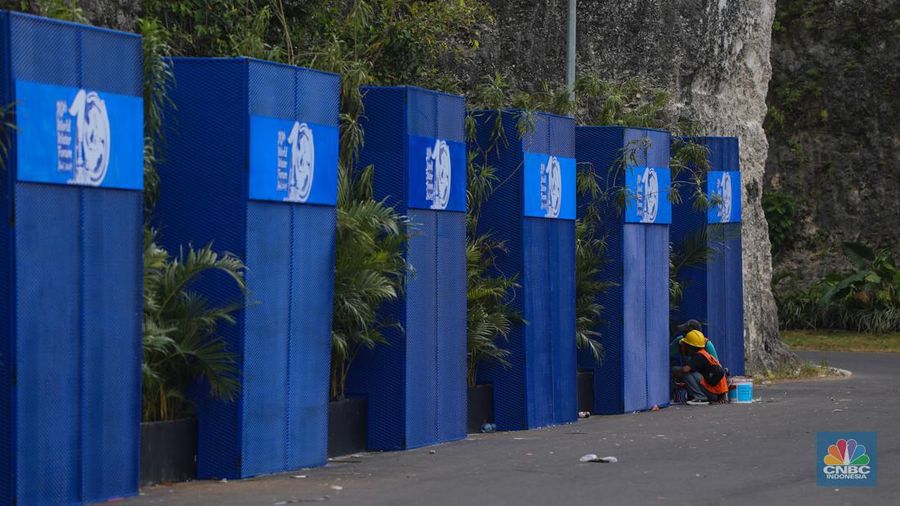 Sejumlah pekerja menyelesaikan pengerjaan dekorasi untuk kegiatan World Water Forum (WWF) ke-10 di kawasan Garuda Wisnu Kencana (GWK), Badung, Bali, Kamis (16/5/2024). (CNBC Indonesia/Faisal Rahman)