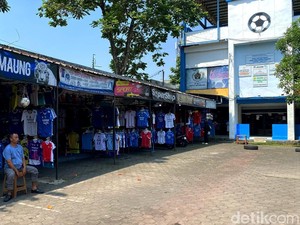 Keluh Kesah Penjual Atribut Persib di Kawasan Stadion Sidolig