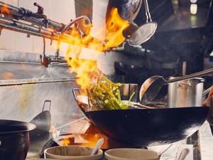 Teknik Flambe Bisa Dibuat Halal Tanpa Alkohol, Ini Caranya!