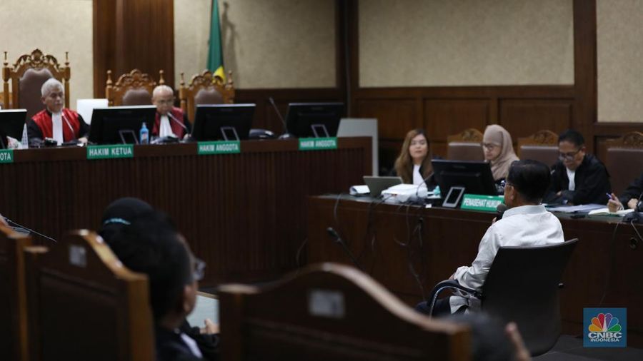 Wakil Presiden ke-10 dan ke-12 RI Jusuf Kalla (JK) tiba di Pengadilan Tipikor pada Pengadilan Negeri Jakarta Pusat, Kamis (16/5/2024). Jusuf Kalla menjadi saksi meringankan dalam dugaan korupsi pengadaan liquefied natural gas (LNG). (վ/Tri Susilo)