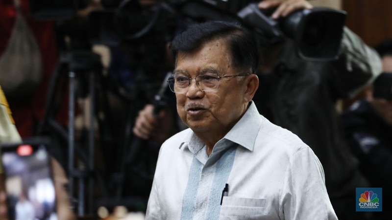 Wakil Presiden ke-10 dan ke-12 RI Jusuf Kalla (JK) tiba di Pengadilan Tipikor pada Pengadilan Negeri Jakarta Pusat, Kamis (16/5/2024). Jusuf Kalla menjadi saksi meringankan dalam dugaan korupsi pengadaan liquefied natural gas (LNG). (CNBC Indonesia/Tri Susilo)