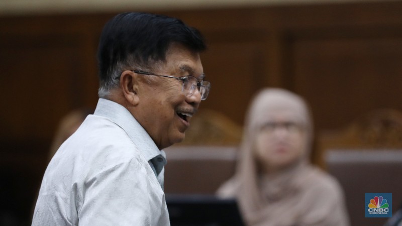 Wakil Presiden ke-10 dan ke-12 RI Jusuf Kalla (JK) tiba di Pengadilan Tipikor pada Pengadilan Negeri Jakarta Pusat, Kamis (16/5/2024). Jusuf Kalla menjadi saksi meringankan dalam dugaan korupsi pengadaan liquefied natural gas (LNG). (CNBC Indonesia/Tri Susilo) Wakil Presiden ke-10 dan ke-12 RI Jusuf Kalla (JK) tiba di Pengadilan Tipikor pada Pengadilan Negeri Jakarta Pusat, Kamis (16/5/2024). Jusuf Kalla menjadi saksi meringankan dalam dugaan korupsi pengadaan liquefied natural gas (LNG). (CNBC Indonesia/Tri Susilo)