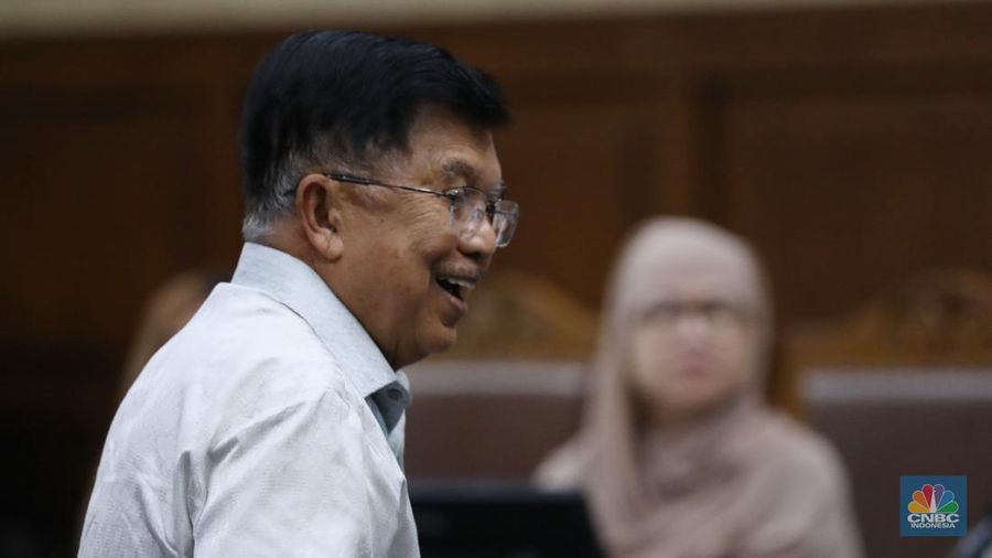 Wakil Presiden ke-10 dan ke-12 RI Jusuf Kalla (JK) tiba di Pengadilan Tipikor pada Pengadilan Negeri Jakarta Pusat, Kamis (16/5/2024). Jusuf Kalla menjadi saksi meringankan dalam dugaan korupsi pengadaan liquefied natural gas (LNG). (CNBC Indonesia/Tri Susilo)