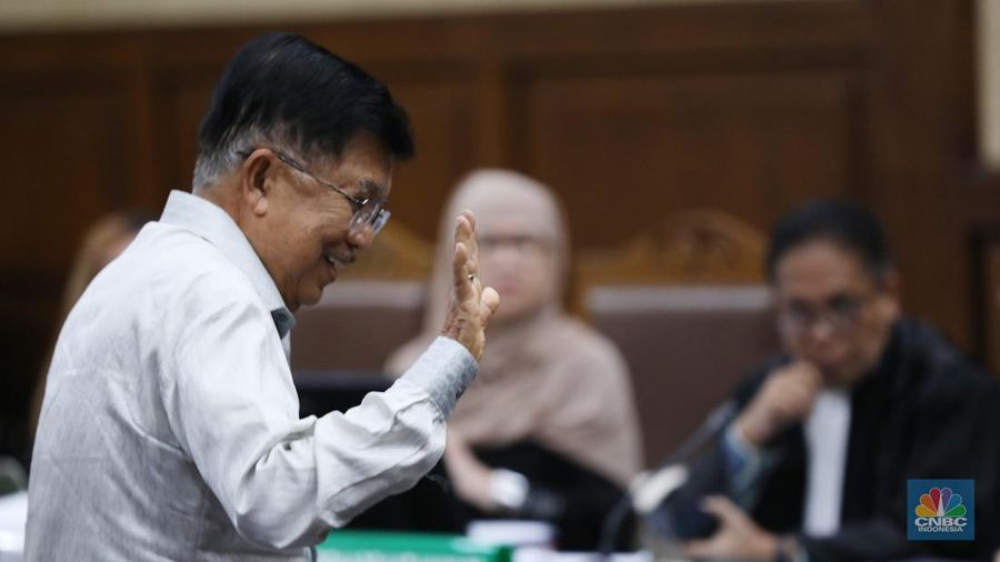 Wakil Presiden ke-10 dan ke-12 RI Jusuf Kalla (JK) tiba di Pengadilan Tipikor pada Pengadilan Negeri Jakarta Pusat, Kamis (16/5/2024). Jusuf Kalla menjadi saksi meringankan dalam dugaan korupsi pengadaan liquefied natural gas (LNG). (CNBC Indonesia/Tri Susilo)