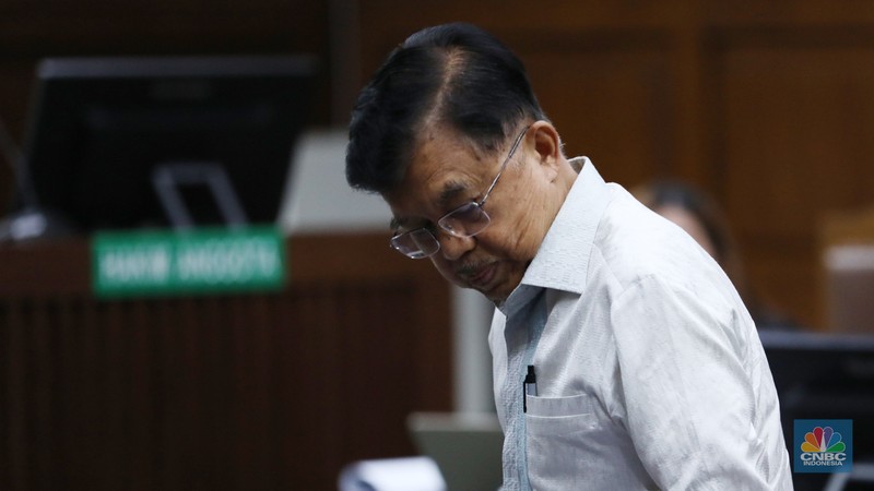 Wakil Presiden ke-10 dan ke-12 RI Jusuf Kalla (JK) tiba di Pengadilan Tipikor pada Pengadilan Negeri Jakarta Pusat, Kamis (16/5/2024). Jusuf Kalla menjadi saksi meringankan dalam dugaan korupsi pengadaan liquefied natural gas (LNG). (CNBC Indonesia/Tri Susilo) Wakil Presiden ke-10 dan ke-12 RI Jusuf Kalla (JK) tiba di Pengadilan Tipikor pada Pengadilan Negeri Jakarta Pusat, Kamis (16/5/2024). Jusuf Kalla menjadi saksi meringankan dalam dugaan korupsi pengadaan liquefied natural gas (LNG). (CNBC Indonesia/Tri Susilo)