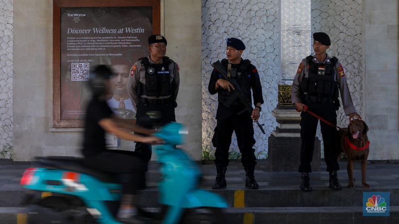 Anggota kepolisian melakukan penjagaan di kawasan ITDC, Nusa Dua, Badung, Bali, Jumat (17/5/2024). Anggota kepolisian melakukan penjagaan di kawasan ITDC, Nusa Dua, Badung, Bali, Jumat (17/5/2024). (CNBC Indonesia/Faisal Rahman)