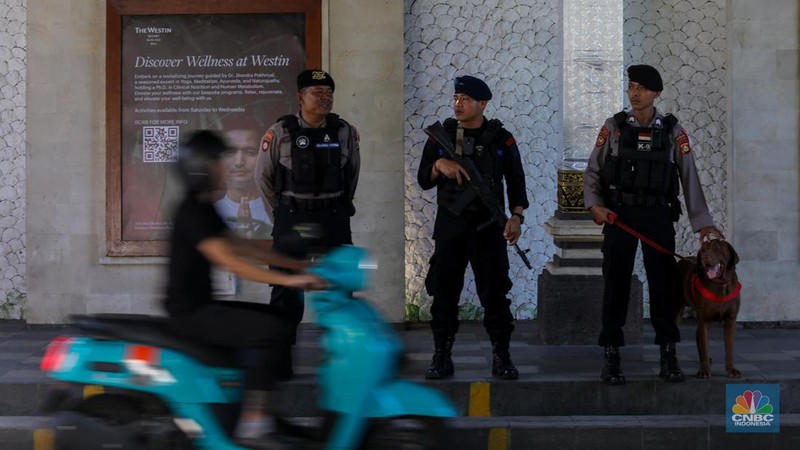 Anggota kepolisian melakukan penjagaan di kawasan ITDC, Nusa Dua, Badung, Bali, Jumat (17/5/2024). (CNBC Indonesia/Faisal Rahman)