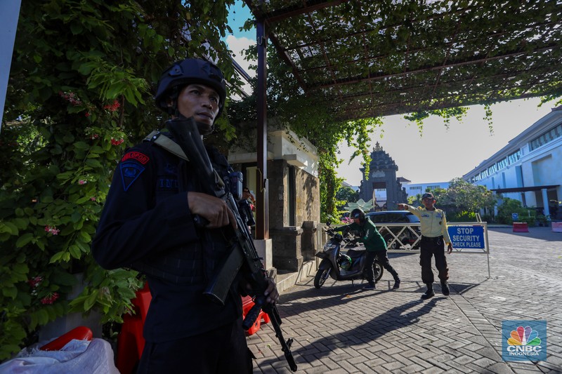 Anggota kepolisian melakukan penjagaan di kawasan ITDC, Nusa Dua, Badung, Bali, Jumat (17/5/2024). (CNBC Indonesia/Faisal Rahman)