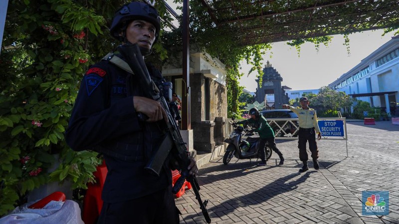 Anggota kepolisian melakukan penjagaan di kawasan ITDC, Nusa Dua, Badung, Bali, Jumat (17/5/2024). (CNBC Indonesia/Faisal Rahman)