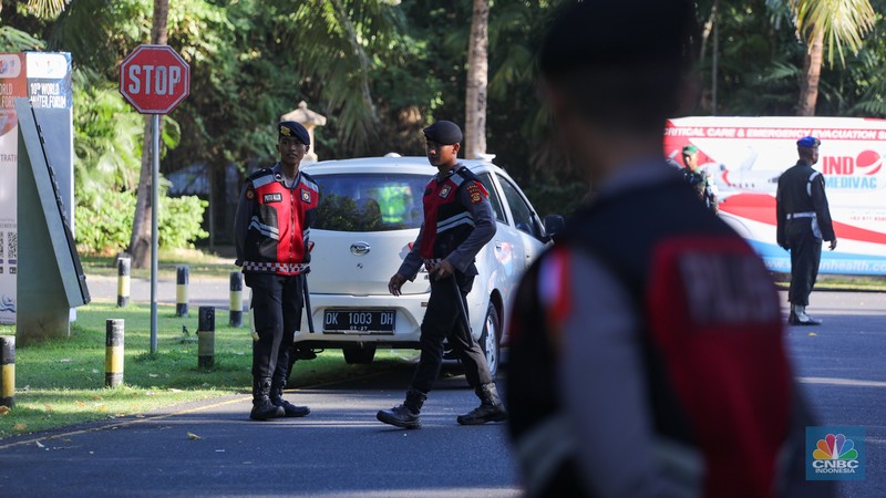 Anggota kepolisian melakukan penjagaan di kawasan ITDC, Nusa Dua, Badung, Bali, Jumat (17/5/2024). Anggota kepolisian melakukan penjagaan di kawasan ITDC, Nusa Dua, Badung, Bali, Jumat (17/5/2024). (CNBC Indonesia/Faisal Rahman)