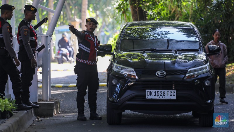 Anggota kepolisian melakukan penjagaan di kawasan ITDC, Nusa Dua, Badung, Bali, Jumat (17/5/2024). Anggota kepolisian melakukan penjagaan di kawasan ITDC, Nusa Dua, Badung, Bali, Jumat (17/5/2024). (CNBC Indonesia/Faisal Rahman)