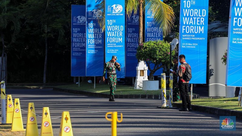 Anggota kepolisian melakukan penjagaan di kawasan ITDC, Nusa Dua, Badung, Bali, Jumat (17/5/2024). (CNBC Indonesia/Faisal Rahman)