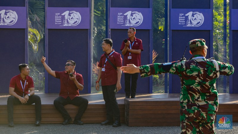 Anggota kepolisian melakukan penjagaan di kawasan ITDC, Nusa Dua, Badung, Bali, Jumat (17/5/2024). Anggota kepolisian melakukan penjagaan di kawasan ITDC, Nusa Dua, Badung, Bali, Jumat (17/5/2024). (CNBC Indonesia/Faisal Rahman)