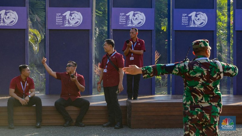 Anggota kepolisian melakukan penjagaan di kawasan ITDC, Nusa Dua, Badung, Bali, Jumat (17/5/2024). (CNBC Indonesia/Faisal Rahman)