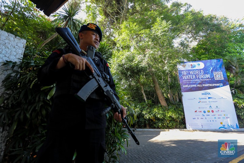 Anggota kepolisian melakukan penjagaan di kawasan ITDC, Nusa Dua, Badung, Bali, Jumat (17/5/2024). Anggota kepolisian melakukan penjagaan di kawasan ITDC, Nusa Dua, Badung, Bali, Jumat (17/5/2024). (CNBC Indonesia/Faisal Rahman)