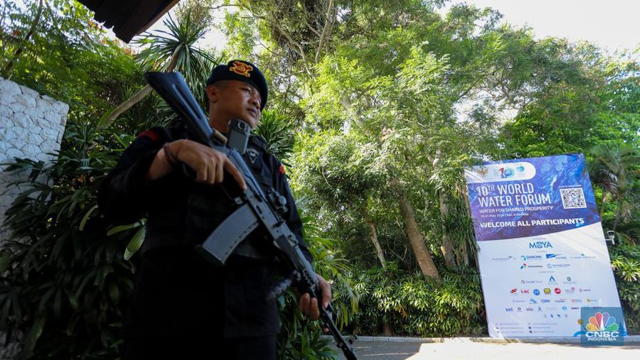 Anggota kepolisian melakukan penjagaan di kawasan ITDC, Nusa Dua, Badung, Bali, Jumat (17/5/2024). (CNBC Indonesia/Faisal Rahman)