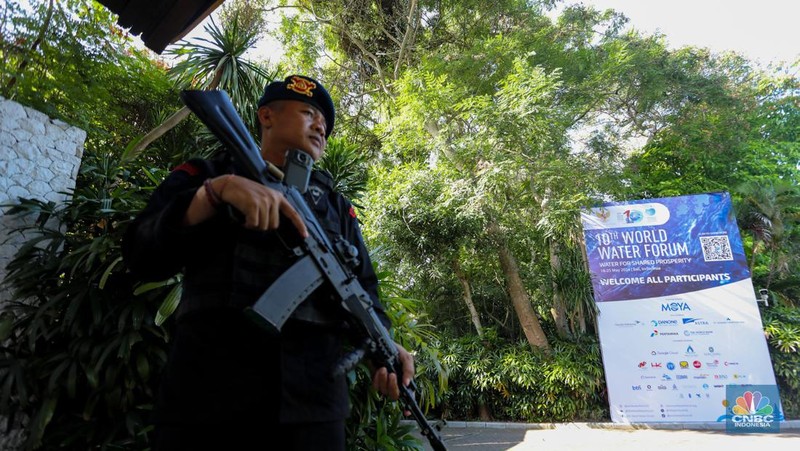 Anggota kepolisian melakukan penjagaan di kawasan ITDC, Nusa Dua, Badung, Bali, Jumat (17/5/2024). (CNBC Indonesia/Faisal Rahman)