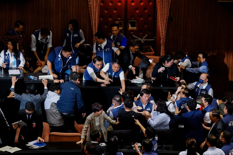 Anggota parlemen Taiwan berdebat dan bertukar pukulan selama sesi parlemen di Taipei, Taiwan 17 Mei 2024. Anggota parlemen Taiwan berdebat dan bertukar pukulan selama sesi parlemen di Taipei, Taiwan 17 Mei 2024. (REUTERS/Ann Wang)