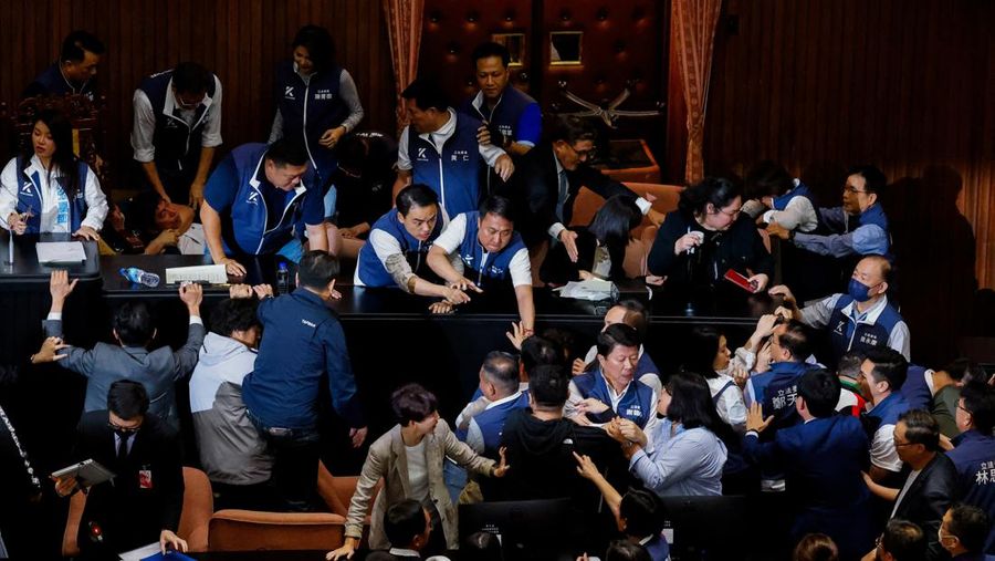 Anggota parlemen Taiwan berdebat dan bertukar pukulan selama sesi parlemen di Taipei, Taiwan 17 Mei 2024. (REUTERS/Ann Wang)