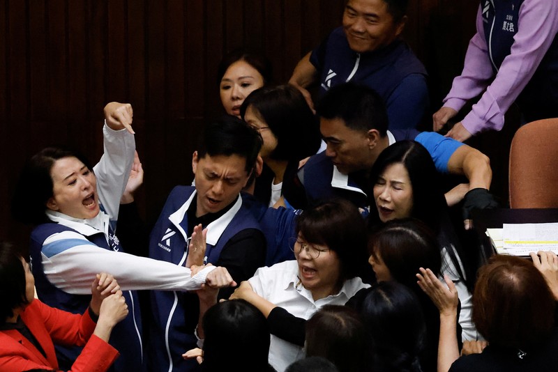 Anggota parlemen Taiwan berdebat dan bertukar pukulan selama sesi parlemen di Taipei, Taiwan 17 Mei 2024. Anggota parlemen Taiwan berdebat dan bertukar pukulan selama sesi parlemen di Taipei, Taiwan 17 Mei 2024. (REUTERS/Ann Wang)