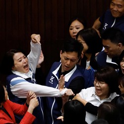 Potret Anggota Dewan Adu Jotos, Tarik-tarikan sampai Panjat Meja-Kursi