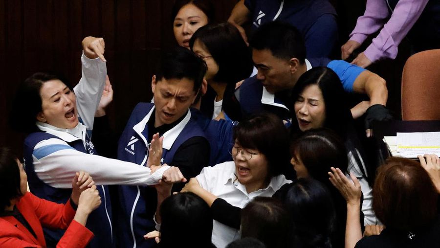 Anggota parlemen Taiwan berdebat dan bertukar pukulan selama sesi parlemen di Taipei, Taiwan 17 Mei 2024. (REUTERS/Ann Wang)