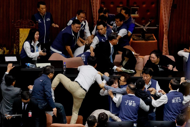 Anggota parlemen Taiwan berdebat dan bertukar pukulan selama sesi parlemen di Taipei, Taiwan 17 Mei 2024. Anggota parlemen Taiwan berdebat dan bertukar pukulan selama sesi parlemen di Taipei, Taiwan 17 Mei 2024. (REUTERS/Ann Wang)