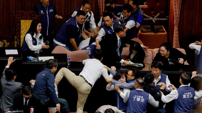 Anggota parlemen Taiwan berdebat dan bertukar pukulan selama sesi parlemen di Taipei, Taiwan 17 Mei 2024. (REUTERS/Ann Wang)