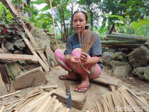 Cerita Ani 20 Tahun Bertahan Jadi Perajin Tusuk Sate Tradisional