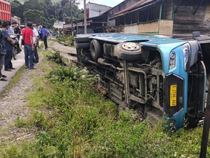 Bus Pariwisata Tabrak 4 Pejalan Kaki di Toba gegara Sopir Ngantuk, 2 Tewas