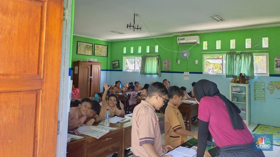 Dalam rangka mendukung kelancaran acara internasional World Water Forum ke-10 yang akan diselenggarakan 18-25 Mei 2024, Pemerintah Provinsi Bali akan memberlakukan kebijakan belajar dari rumah atau belajar daring bagi siswa di wilayah Kuta, khususnya Kuta Selatan. (CNBC Indonesia/Martya Sari)
