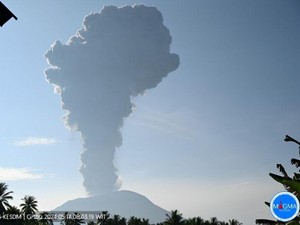 Gunung Ibu di Halmahera Erupsi, Tinggi Abu Vulkanik Capai 4 Km