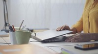 Laptop Bisnis atau Laptop Biasa, Mana yang Lebih Worth It untuk Kerja Kantoran? 