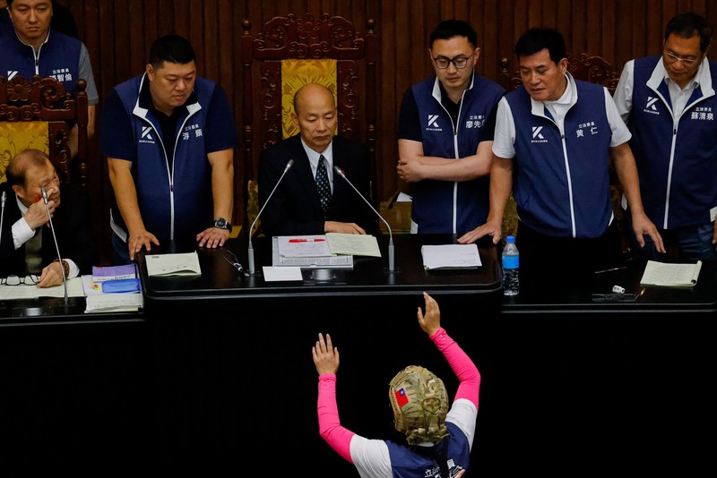 Anggota parlemen Taiwan berdebat dan bertukar pukulan selama sesi parlemen di Taipei, Taiwan 17 Mei 2024. Anggota parlemen Taiwan berdebat dan bertukar pukulan selama sesi parlemen di Taipei, Taiwan 17 Mei 2024. (REUTERS/Ann Wang)