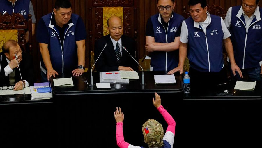 Anggota parlemen Taiwan berdebat dan bertukar pukulan selama sesi parlemen di Taipei, Taiwan 17 Mei 2024. (REUTERS/Ann Wang)
