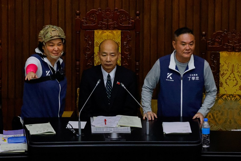 Anggota parlemen Taiwan berdebat dan bertukar pukulan selama sesi parlemen di Taipei, Taiwan 17 Mei 2024. Anggota parlemen Taiwan berdebat dan bertukar pukulan selama sesi parlemen di Taipei, Taiwan 17 Mei 2024. (REUTERS/Ann Wang)