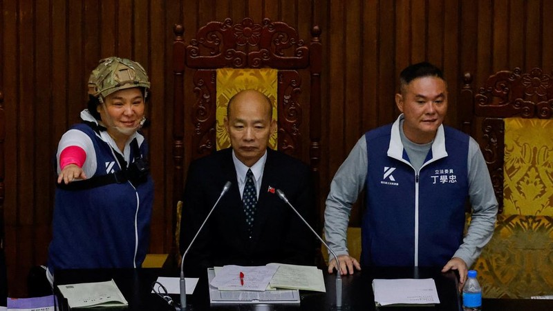 Anggota parlemen Taiwan berdebat dan bertukar pukulan selama sesi parlemen di Taipei, Taiwan 17 Mei 2024. (REUTERS/Ann Wang)