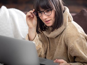 Pilihan Frame Kacamata dengan Efek Facelift, Bikin Wajah Terlihat Muda