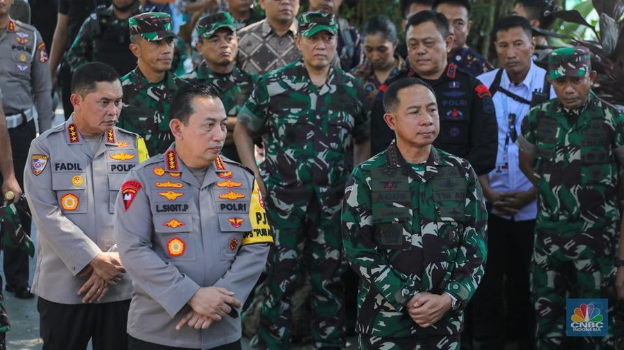 Kapolri Jenderal Listyo Sigit Prabowo dan Panglima TNI Jenderal TNI Agus Subiyanto saat meninjau Taman Hutan Raya (Tahura) Ngurah Rai, Bali, Jumat (17/5/2024). (CNBC Indonesia/Faisal Rahman)