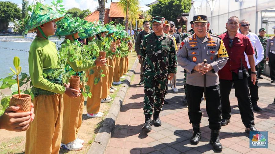 Kapolri Jenderal Listyo Sigit Prabowo dan Panglima TNI Jenderal TNI Agus Subiyanto saat meninjau Taman Hutan Raya (Tahura) Ngurah Rai, Bali, Jumat (17/5/2024). (CNBC Indonesia/Faisal Rahman)