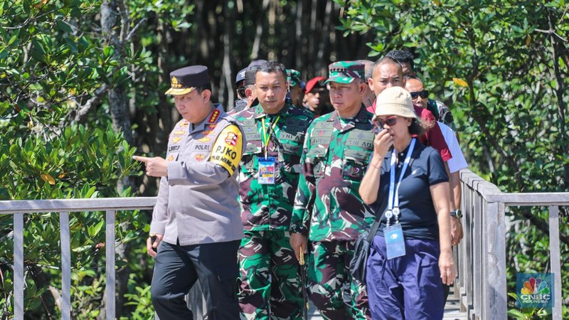 Kapolri Jenderal Listyo Sigit Prabowo dan Panglima TNI Jenderal TNI Agus Subiyanto saat meninjau Taman Hutan Raya (Tahura) Ngurah Rai, Bali, Jumat (17/5/2024). (CNBC Indonesia/Faisal Rahman)