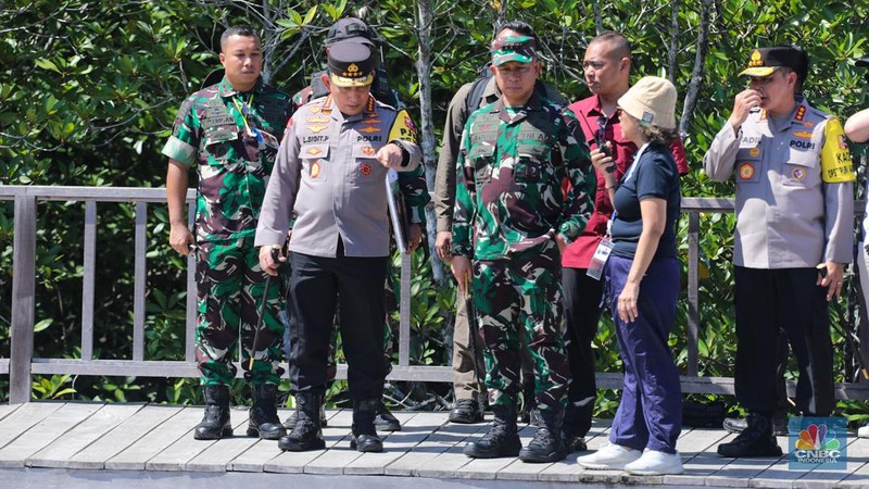 Kapolri Jenderal Listyo Sigit Prabowo dan Panglima TNI Jenderal TNI Agus Subiyanto saat meninjau Taman Hutan Raya (Tahura) Ngurah Rai, Bali, Jumat (17/5/2024). (CNBC Indonesia/Faisal Rahman)