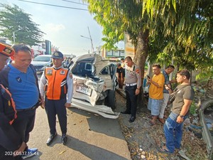 Palang Perlintasan Terlambat Turun, 1 Mobil Tertabrak KA di Semarang
