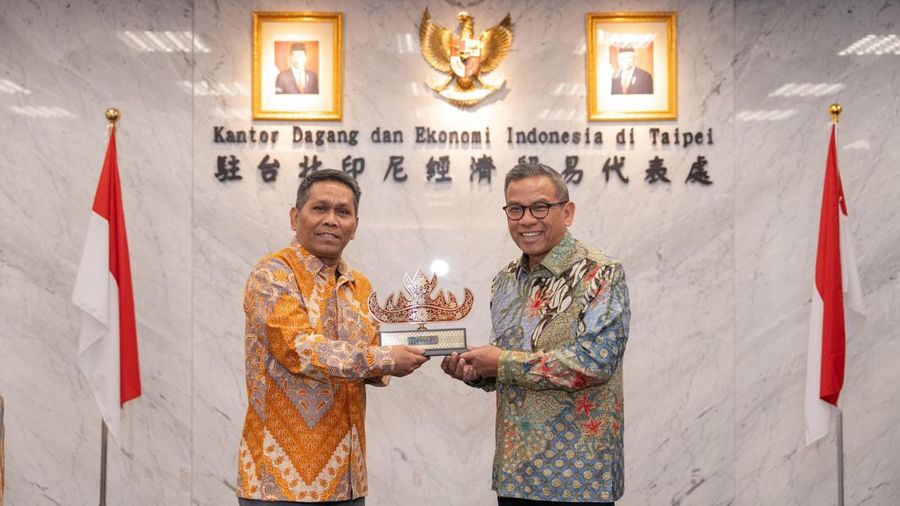 Direktur Wholesale & Institutional Banking BRI, Agus Noorsanto (kanan) dan Wakil Kepala KDEI Taiwan, Zulmartinof berfoto bersama usai penandatanganan kerja sama Layanan Pelimpahan Pendapatan Negara Bukan Pajak di KDEI Taipei, Kamis (16/5).